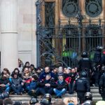 El operativo de los Mossos en las puertas del TSJC se vio forzado a desalojar uno a uno a todos los manifestantes convocados en la protesta independentista