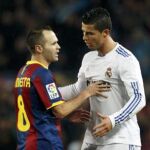 Iniesta con Ronaldo en el clásico