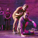 Sergio Adillo (en el suelo y Pedro en el montaje) increpado por Fernando Soto en una escena de «Tiempos de silencio».