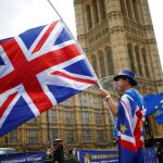 Un anti-Brexit ante el parlamento británico/Foto: Reuters