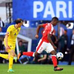 Vlad Chiriches, de Rumanía y Breel Embolo, de Suiza