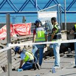 La Policía científica volvió ayer a la zona cero del muelle para realizar un informe pericial sobre lo sucedido