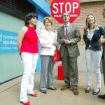 César Antón inaugura el Centro, junto a Alicia García, Mariano Gredilla, Mónica Baños y María José Pastor