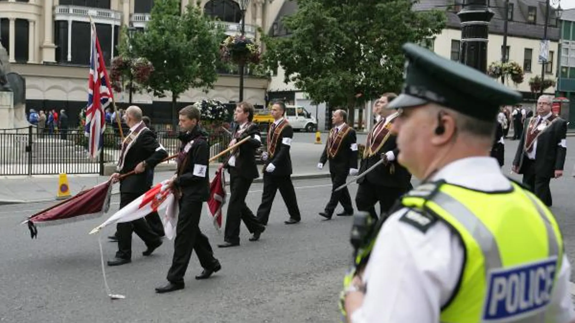 Un oficial de policía vigila durante el desfile de los Belfast Apprentice Boys por la zona de Derry/Londonderry en Irlanda del Norte (Reino Unido) hoy, sábado 14 de agosto