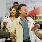 El candidato del centroderecha, Juan Manuel Santos, saluda a los periodistas tras terminar el encuentro que mantuvo con ellos ayer en Bogotá