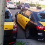Dos de los taxis con los cristales destrozados