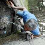 Los vecinos de Cercedilla llevan años acudiendo a las fuentes naturales cercanas al municipio a llenar garrafas de agua para el consumo