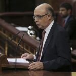 El ministro de Hacienda, Cristóbal Montoro, durante su intervención en el debate del Congreso sobre los objetivos de estabilidad presupuestaria para el periodo 2016-2018