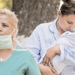 Una enfermera usa una máscara en Rumanía, que ayer confirmó un caso