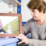 Dolores Colomo, junto a una foto de su hijo. Manuel falleció cuando tenía 22 años
