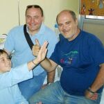 Juan Antonio, centro, junto al niño que salvó en 2008 y el padre de éste