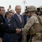 El ministro de Defensa, Pedro Morenés (d), junto al secretario de Defensa de EEUU, Ashton Carter, a su llegada hoy a la Base Aérea de Morón