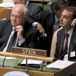 El presidente del Gobierno español, José Luis Rodríguez Zapatero, acompañado por el ministro de Asuntos Exteriores, Miguel Angel Moratinos (i)