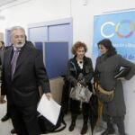 El consejero de Empleo, Manuel Recio, junto a Jesús Maeztu en una visita a un centro de empleo del Polígono Sur