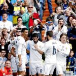Jugadores y público del Bernabéu celebran un gol esta temporada