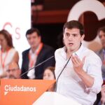 Rivera acusa a Sánchez de ser «cómplice» de Torra en su veto al Rey