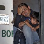 Un padre arrestado con su hijo de tres años