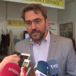 Maxim Huerta atiende a los medios hoy sábado en la Feria del Libro de Madrid.