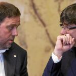 Junqueras y Puigdemont, ayer, durante la reunión semanal del gobierno catalán en el Palau de la Generalitat.