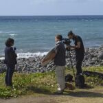 Equipos de televisión en la playa donde se ha encontrado la caja metálica