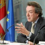 El portavoz, José Antonio de Santiago-Juárez, muestra su malestar por los «recortes» de Rodríguez Zapatero