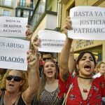 Ayer más de un centenar de personas se reunían frente al Palacio de la Justicia para expresar su repulsa a la decisión