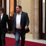 Carles Puigdemont y Oriol Junqueras salen del despacho de presidencial en el Parlament tras la reunión que han mantenido con los diputados de la CUP, Anna Gabriel y Joan Garriga