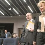 La vicepresidenta del Gobierno, María Teresa Fernández de la Vega, y Pedro Solbes, ayer en Moncloa
