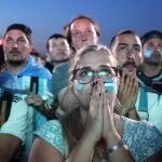 Hinchas argentinos se lamentan tras la derrota ante Croacia.