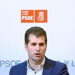 El líder de los socialistas, Luis Tudanca, atiende a los medios, ayer en Valladolid