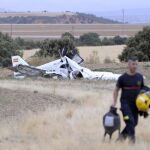 Estado en el que ha quedado la avioneta en la que tres personas han muerto en un accidente aéreo que han sufrido esta tarde junto al aeródromo Coronel Loreña en Robledillo de Mohernando (Guadalajara).