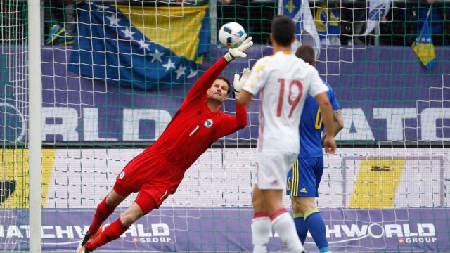 El portero bosnio Asmir Begovic encaja el primer gol de España de Nolito.