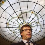 El presidente de la Generalitat catalana, Carles Puigdemont, a su llegada a un desayuno informativo del foro Nueva Economía celebrado hoy en Madrid