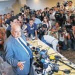 El secretario general de la Organización de Estados Americanos, José Miguel Insulza, el viernes rodeado de periodistas en la capital hondureña