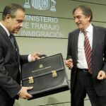 Corbacho cedió ayer el testigo a Valeriano Gómez, que estuvo arropado por José Blanco, Miguel Sebastián, Manuel Chaves, y Carme Chacón