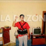 Uno de los terroristas eleva su dedo índice derecho –el gesto de la unicidad–, muestra de su pertenencia al salafismo combatiente