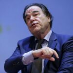 El director de cine estadounidense Oliver Stone durante la conferencia que ha ofrecido hoy en el World Business Forum, que se celebra en el Teatro Real de Madrid.
