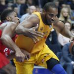 El jugador del CSKA de Moscú, Kyle Hines (i) lucha por el balón con el pívot jamaicano Samardo Samuels (d) del Barcelona Lassa durante el partido del TOP 16 de la Euroliga de Baloncesto disputado en el estadio Megasport Arena de Moscú, Rusia