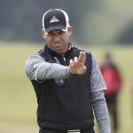Sergio García estudia el golpe durante la primera jornada en St. Andrews