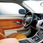 El interior del coche responde a la nueva tendencia de diseño que la marca incorporará en sus próximos modelos.