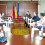Reunión de los directores de Trabajo, José Vélez, y el director del Instituto de Seguridad y Salud Laboral, Tomás Pérez, con organizaciones sindicales y empresariales de los sectores agrario y de la construcción.