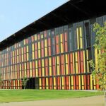 El diseño del Palacio de Exposiciones es muy atractivo visualmente, ya que dispone de una cubierta mineral fotovoltaica cuya inclinación irregular evoca las suaves colinas de León