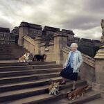 La reina Isabel II, fotografiada Annie Leibovitz en los jardines del castillo de Windsor, con cuatro de sus perros, entre ellos Willow ( a la izquierda arriba)