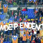 Carteles a favor de la independencia entre el público que asistió al partido entre Cataluña y País Vasco