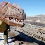A la izquierda, réplica de dinosaurio en el yacimiento soriano de El Frontal, en Bretún