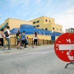 La Policía Nacional continúa la búsqueda de ocho de los internos que escaparon el pasado miércoles del CIE de Aluche. A la izquierda, los destrozos en la sala de videovigilancia