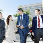 Alberto Fernández y Alicia Sánchez-Camacho acompañaron a García Albiol al juzgado para escenificar el apoyo sin fisuras del PP al concejal
