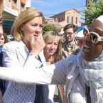 María Dolores de Cospedal, Alicia Sánchez-Camacho y Marisa Xandri charlan con los vecinos en un acto en Mollerussa (Lérida)