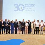 El presidente del Gobierno de Canarias, Fernando Clavijo (c); la vicepresidenta, Patricia Hernández (11-d); la presidenta del Parlamento de Canarias, Carolina Darias (11-i); y los galardonados en los Premios Canarias 2016 en el acto central del Día de Canarias.