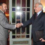 El rey Mohamed VI (i) recibe al enviado personal de la ONU para el Sahara, Christopher Ross (d)
